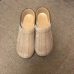 Dansko woman’s beige cloth with simple pattern, like new!! Very comfy